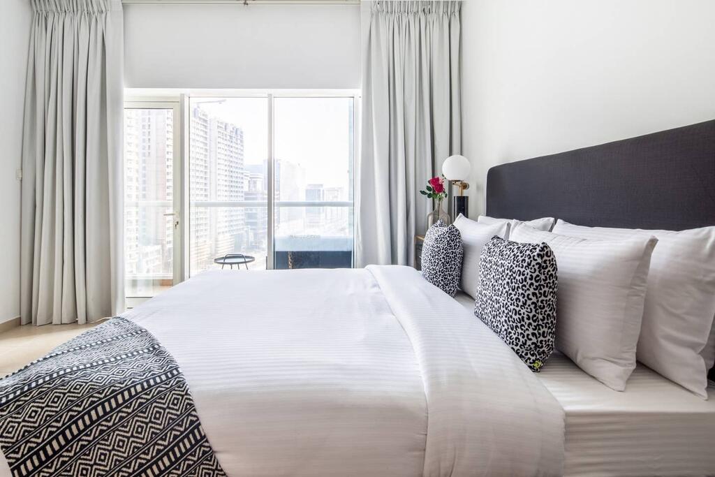 Frank Porter - Burj Al Noujoum - thumb 1