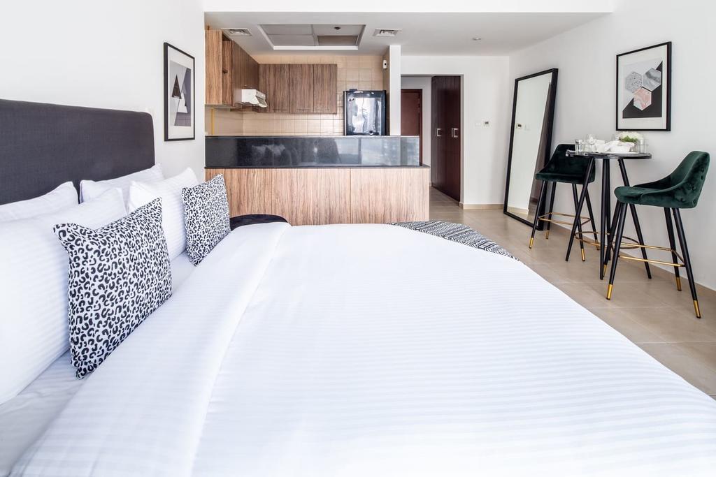 Frank Porter - Burj Al Noujoum - thumb 4