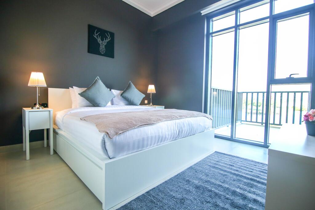 Lux BnB Vida Residences The Hills-3BDR+Maids Golf Course View - thumb 5