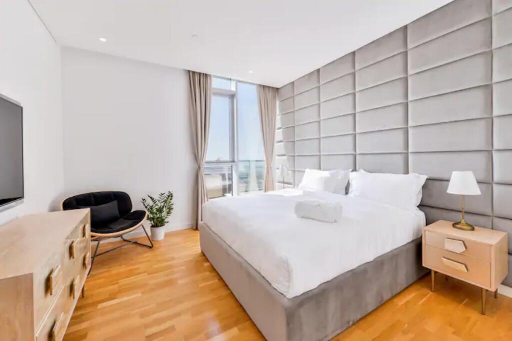 Luxury 4 BR Oceanfront Condo In Bluewaters Island Plus Maidroom - thumb 0