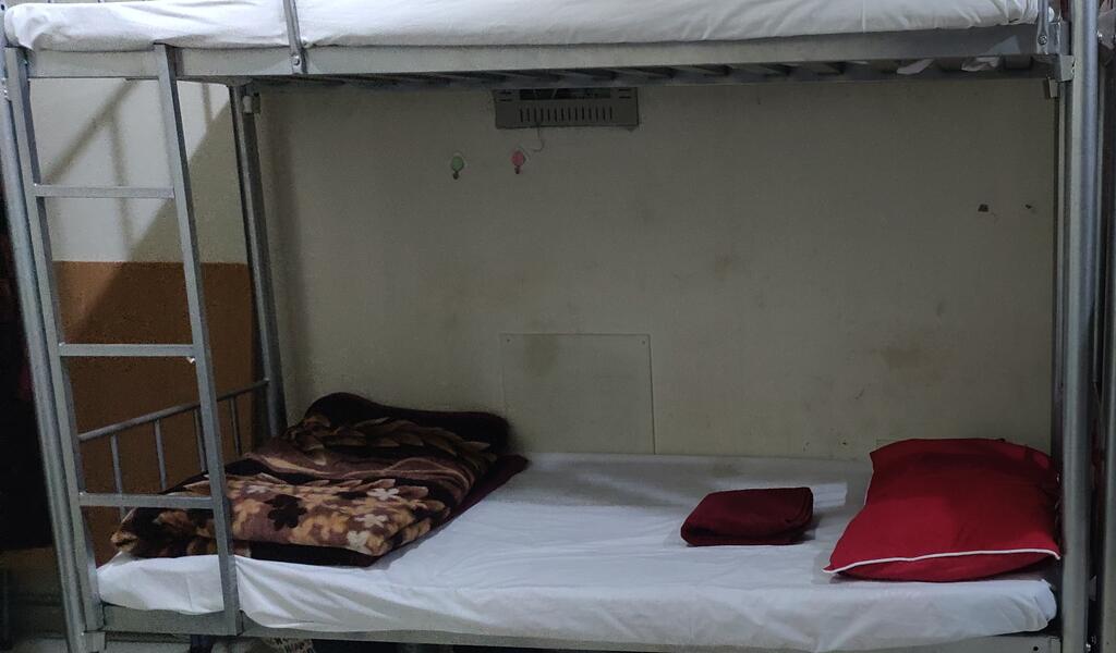 Bed Space For Females & Couples - thumb 7