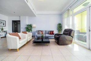 Modern And Spacious 1 Bedroom Apartment On The Palm