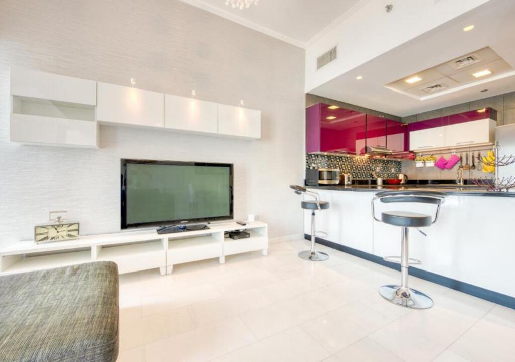 R&H - 2BR In Iconic Cayan Tower With Grand Views - thumb 2