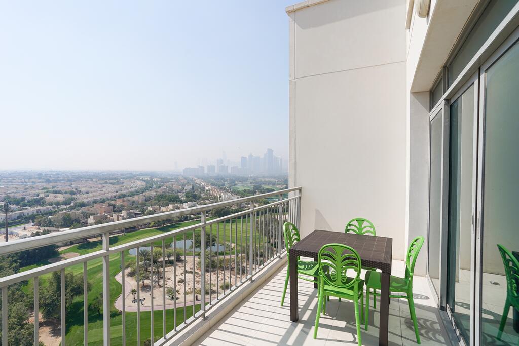 RH- Bright & Sunny 3BR Apt With Golfcourse Views - thumb 0