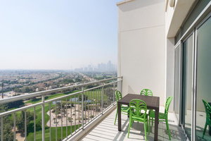 RH- Bright & Sunny 3BR Apt With Golfcourse Views