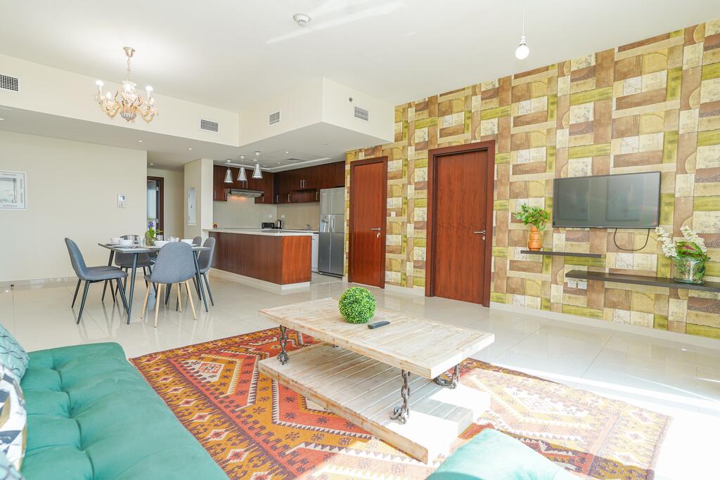 RH- Bright & Sunny 3BR Apt With Golfcourse Views - thumb 2