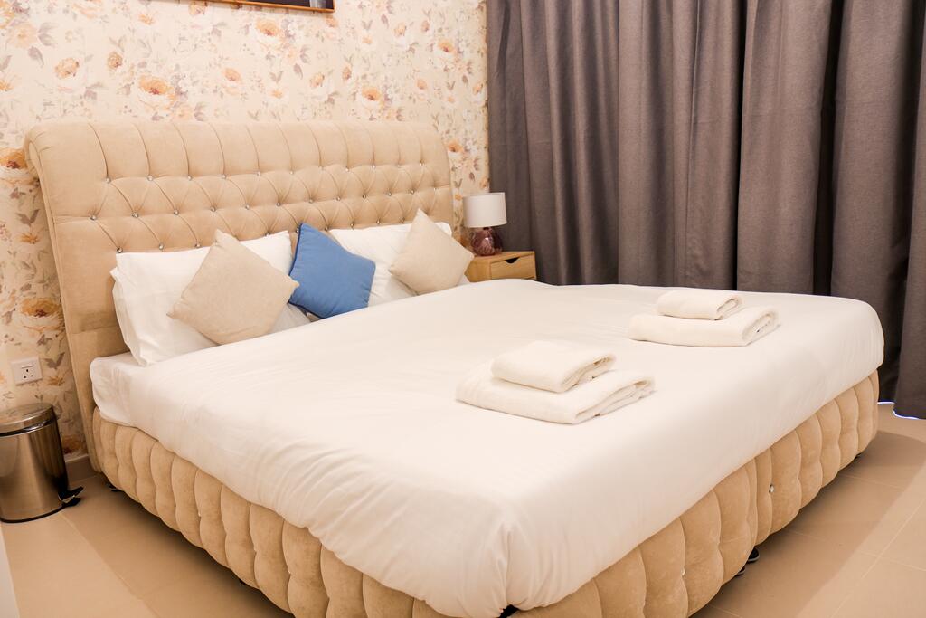 Signature Holiday Homes - Brand New 1BHK In Hayat Boulevard - thumb 0