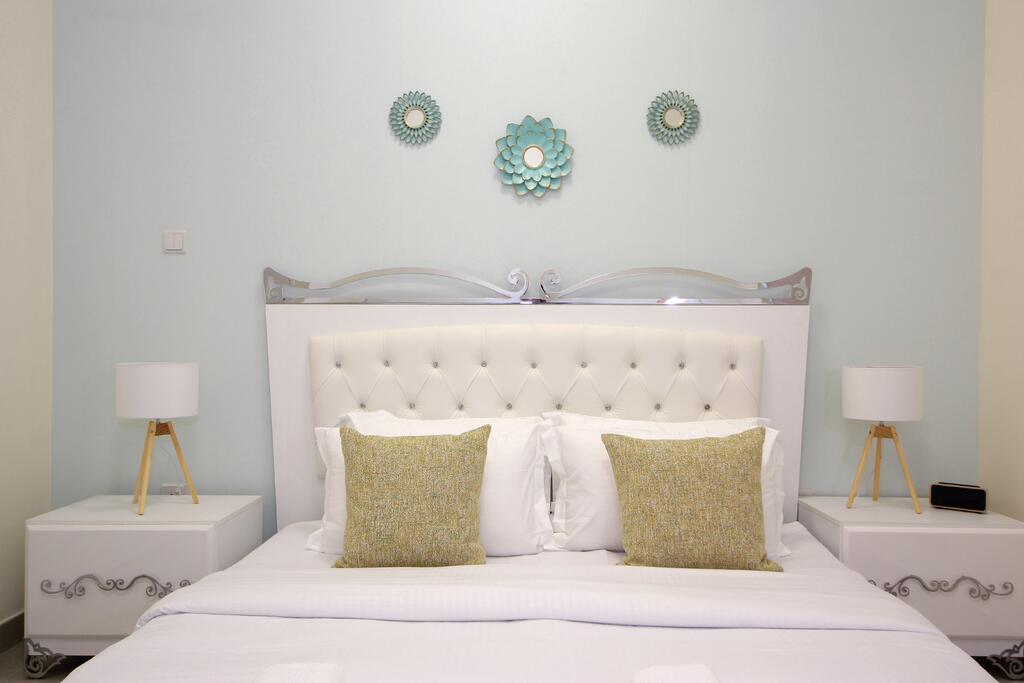 Signature Holiday Homes - Furnished 1BHK In Marina Arcade, Dubai Marina - thumb 0