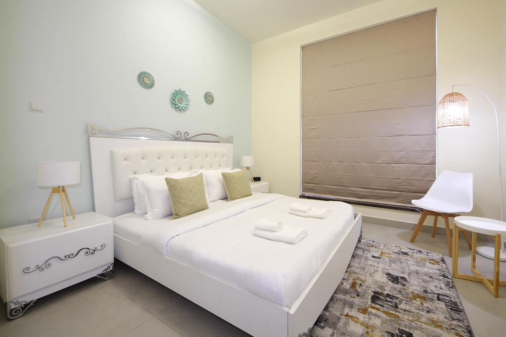 Signature Holiday Homes - Furnished 1BHK In Marina Arcade, Dubai Marina - thumb 2