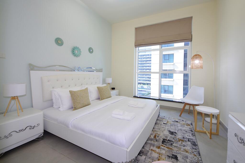 Signature Holiday Homes - Furnished 1BHK In Marina Arcade, Dubai Marina - thumb 1